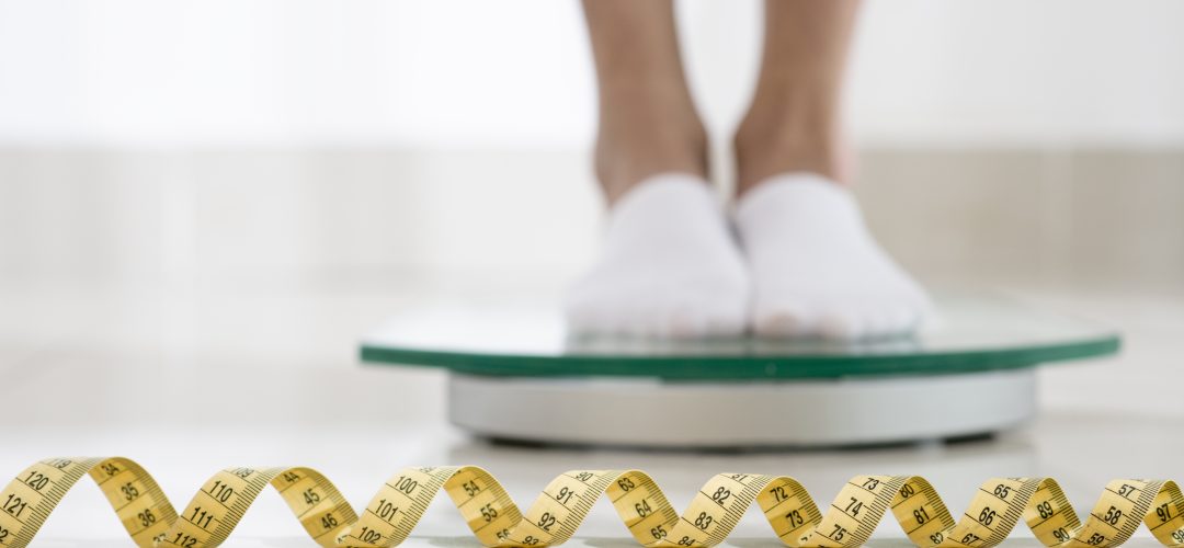 feche-as-pernas-na-maquina-de-musculacao